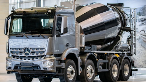 The upright exhaust system for four-axle vehicles is now available ex factory. It creates additional installation space for equipment on the side of the chassis, and has a weight advantage over the previous solution.