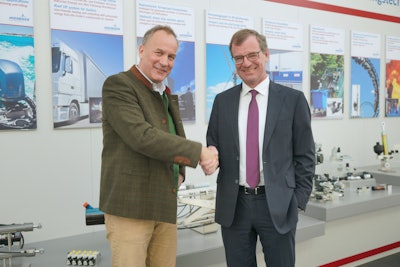 After signing the contract, a partnership meeting on site in Altenstadt: Karl Haeusgen, CEO HAWE Hydraulik (left) and Dr. Jürgen Zeschky, CEO of HOERBIGER Holding AG (right)