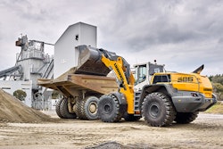 L 586 XPower wheel loaders feature a power-split XPower driveline combining a hydrostatic drive with a mechanical drive.