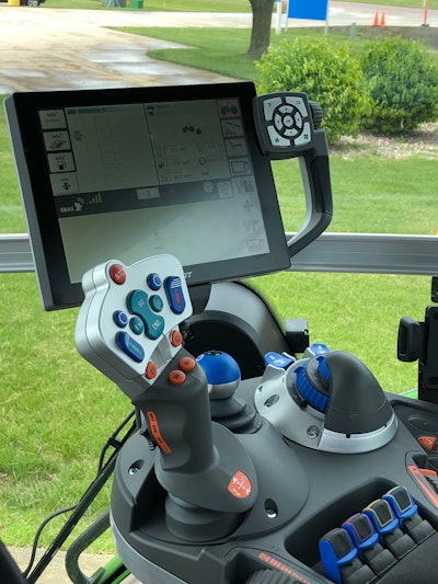 The armrest includes Fendt's Profi joystick, a multifunction device which puts all key controls at the operator’s fingertips.