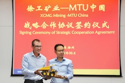 Andreas Schell (left) CEO Rolls-Royce Power Systems, and Li Zong (right) XCMG Mining Machinery, General Manager, signed the cooperation agreement in Xuzhou, China.