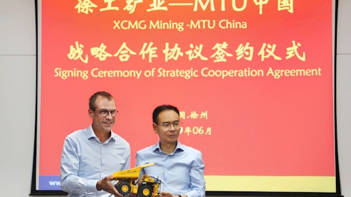 Andreas Schell (left) CEO Rolls-Royce Power Systems, and Li Zong (right) XCMG Mining Machinery, General Manager, signed the cooperation agreement in Xuzhou, China.