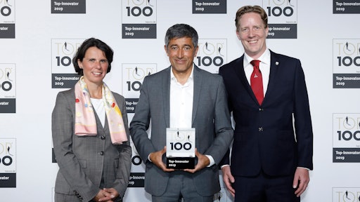 Leslie Isabelle Iltgen, Senior Vice President Communications & Investor Relations (left), and Fabio Fischer, Marketing Manager (right), accepted the TOP 100 award on behalf of DEUTZ AG.