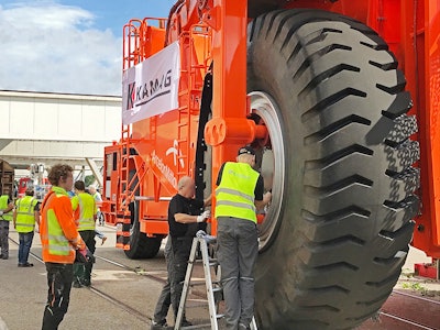 Assembly of the wheels of the KAMAG slab carrier in preparation of the loading onto the ship at Heilbronn harbor.