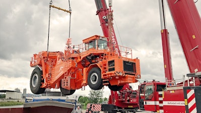 Loading the KAMAG slab transporter onto the ship at Heilbronn harbor.