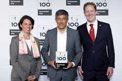 Leslie Isabelle Iltgen, Senior Vice President Communications & Investor Relations (left), and Fabio Fischer, Marketing Manager (right), accepted the TOP 100 award on behalf of DEUTZ AG.