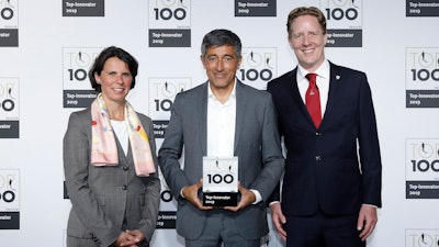 Leslie Isabelle Iltgen, Senior Vice President Communications & Investor Relations (left), and Fabio Fischer, Marketing Manager (right), accepted the TOP 100 award on behalf of DEUTZ AG.