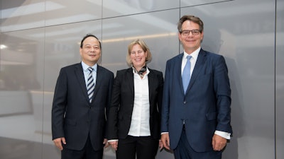 From left to right: Dr. Robin Zeng, Founder and CEO, Contemporary Amperex Technology (CATL); Gesa Reimelt, Head of E-Mobility Group, Daimler Trucks & Buses; and Dr. Frank Reintjes, Head of Global Powertrain, E-Mobility and Manufacturing Engineering, Daimler Trucks.