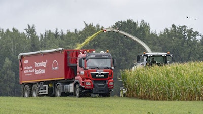 The Alliance 398 MPT enables fast driving on motorways and excellent traction in farm fields.