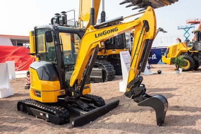 The 9025F is equipped with an adjustable and locked hydraulic system with the maximum pump displacement.