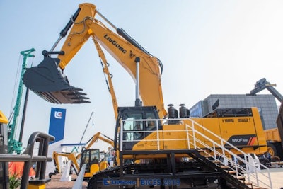 The 990F has a fully electronically controlled advanced hydraulic system, heavy-duty structure and optimized crushing design.