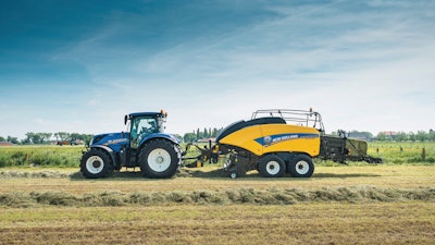 ‘Baler Mode’ on the T7 tractor range reduces the pitching motion of the tractor cab when working with large square balers, as the tractor automatically recognizes when the baler is attached and activates ‘Baler Mode’.