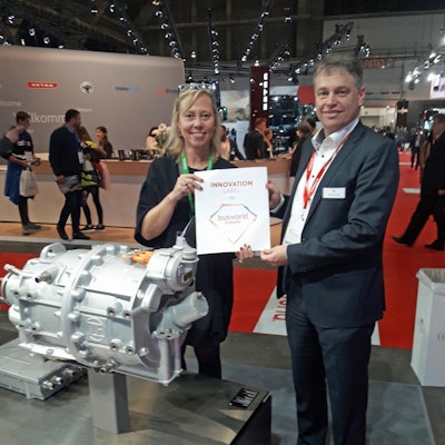 Dr. Andreas Grossl (right), Head of Axle and Transmission Systems for Buses and Coaches at ZF, accepted the Innovation Label of the Busworld exhibition for the CeTrax electric central drive in Brussels.