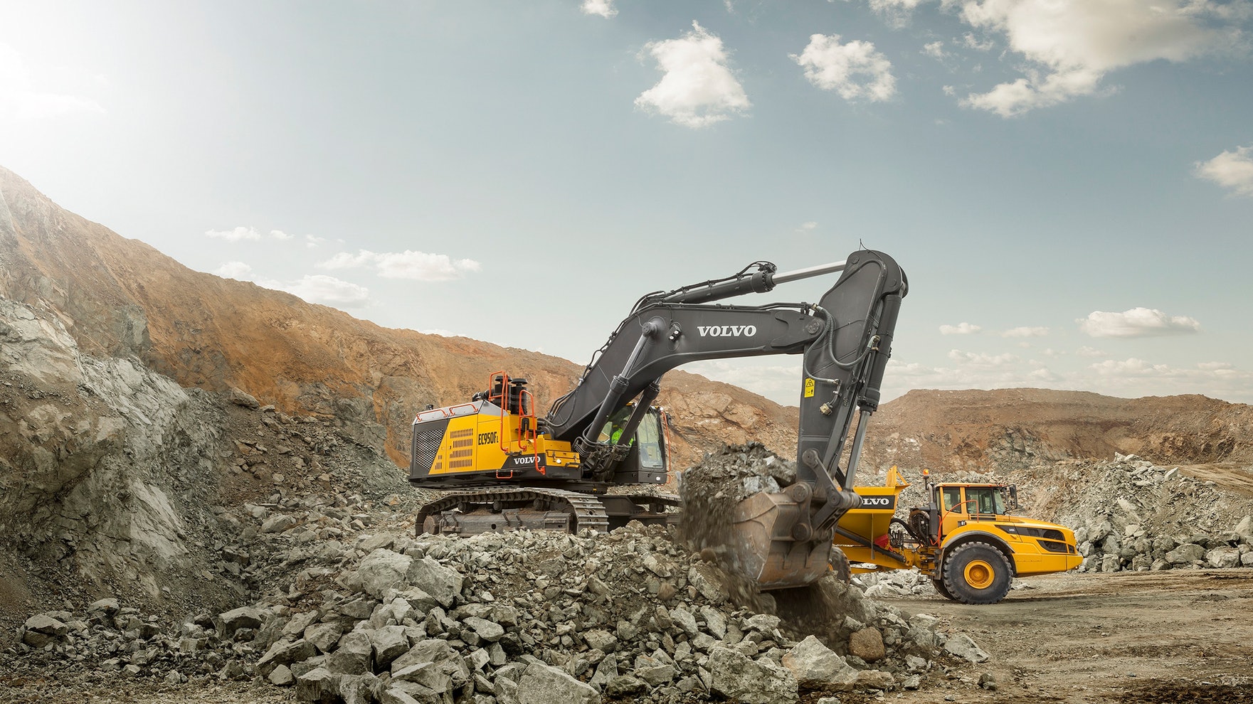 Largest Volvo Excavator Now Available In North America Oem Off Highway
