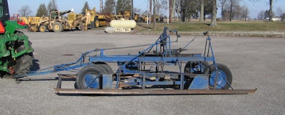 The Gledhill Road Shaper was the last machine of its kind to be built. The diagonal lever operates the manual hydraulic pump. This example, owned by the National Construction Equipment Museum, has been modified to work from a towing tractor’s hydraulic pump.