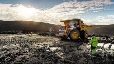 A double V-shaped body increases stability for the R100E rigid hauler.