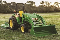 John Deere equipped the 4M Heavy-Duty with a category I/II hitch with telescoping draft links.