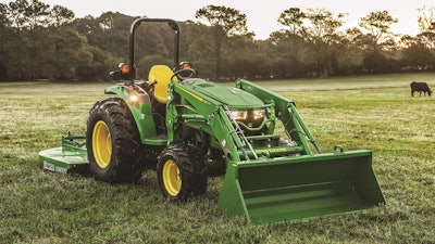 John Deere equipped the 4M Heavy-Duty with a category I/II hitch with telescoping draft links.