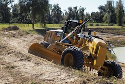 The Mastless motor grader configuration gives operators improved range of blade motion.
