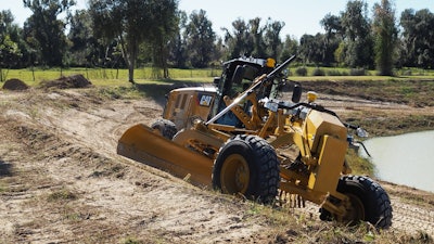 The Mastless motor grader configuration gives operators improved range of blade motion.