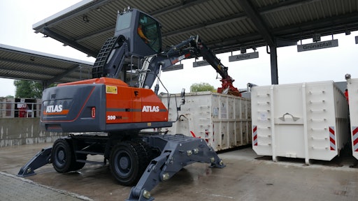 The Atlas 200 MH accu is used for waste compaction in Stadtreinigung Hamburg (SRH).