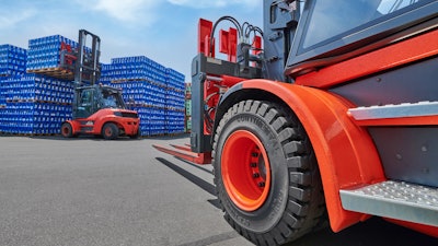Tires for forklifts which are both autonomous and electric will need to meet contradictory requirements of high durability and low rolling resistance.