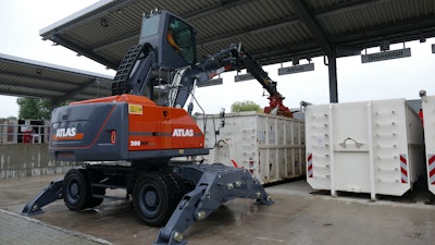 The Atlas 200 MH accu is used for waste compaction in Stadtreinigung Hamburg (SRH).