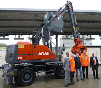 The handover of the first battery-powered handling excavator Atlas 200 MH accu to Stadtreinigung Hamburg (SRH).