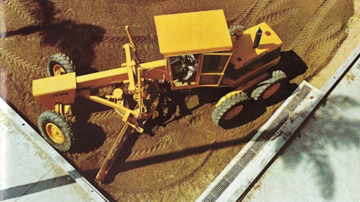 A closer look at an early Deere 570 with articulated frame.