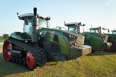 Smart Ride Plus load leveling on the Fendt 1100 Vario MT helps ensure operator comfort.