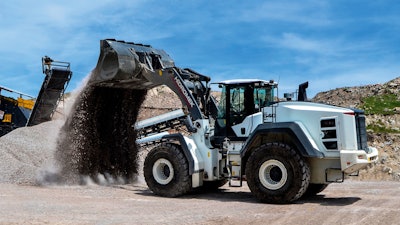 The HMK 640 WL wheel loader has 26.3 tons operating weight.