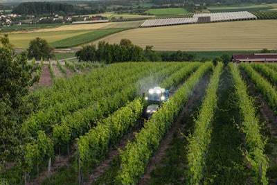 A compact design enables the Fendt 211 V Vario to easily maneuver through vineyards and other tight spaces.