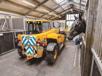 The lack of emissions and reduced noise of the 525-60E all-electric Loadall telescopic handler make it safe to use indoors, such as in barns.