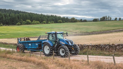 The T6.160 Dynamic Command tractor features an FPT NEF 6-cylinder, 6.7 L engine that generates 135 hp.