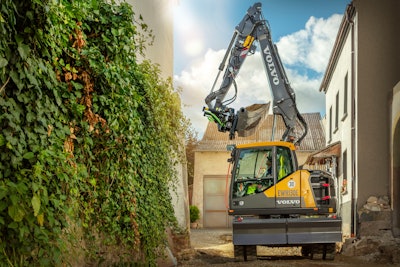 The EWR130E features the shortest front and rear swing radius in its size class.