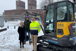 Sara Iselin Nysveen Bakke and Kai Baugerød of Baugerød Anlegg plan to use the ECR25 Electric compact excavator for cable and pipeline construction in Oslo City.