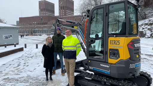 Sara Iselin Nysveen Bakke and Kai Baugerød of Baugerød Anlegg plan to use the ECR25 Electric compact excavator for cable and pipeline construction in Oslo City.