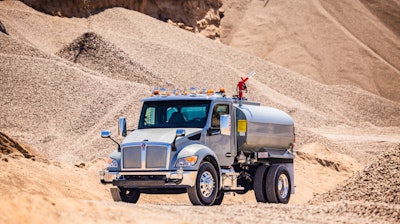 The T380V and T480V features a vocational ‘sloped’ hood.