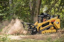 Caterpillar's largest compact track loader, the 299D3 XE, delivers outstanding performance when powering high production hydromechanical attachments like mulching heads. This machine supplies a 110-gross-hp engine that combines with a 40-gpm high-flow/high pressure hydraulic system, delivering a hydraulic horsepower rating of 94 hp.