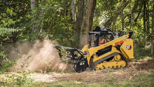 Caterpillar's largest compact track loader, the 299D3 XE, delivers outstanding performance when powering high production hydromechanical attachments like mulching heads. This machine supplies a 110-gross-hp engine that combines with a 40-gpm high-flow/high pressure hydraulic system, delivering a hydraulic horsepower rating of 94 hp.