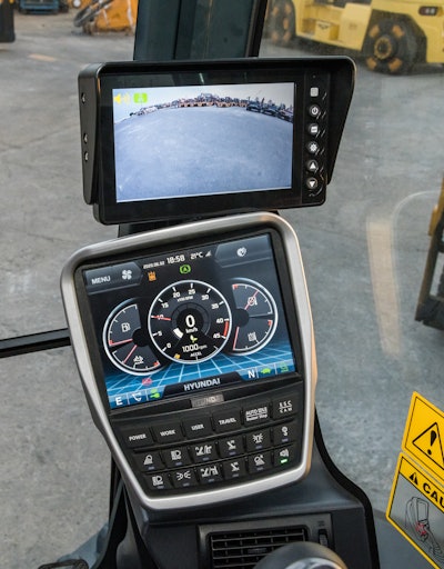 An optional radar with a second monitor provides rear detection of static or moving objects to a distance of 10 m.