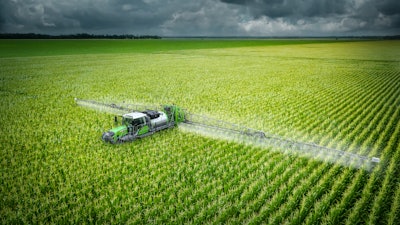 The Fendt Rogator 900 Series applicator offers farmers a single machine for applying liquid or dry crop care products any time.