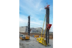 With enormous weight, the free-fall hammer falls into the driving pipe to compact concrete and gravel to the stable foot of the foundation pile. The SIKO rotary encoder WV58MR monitors, among other things, the positions of the winches.
