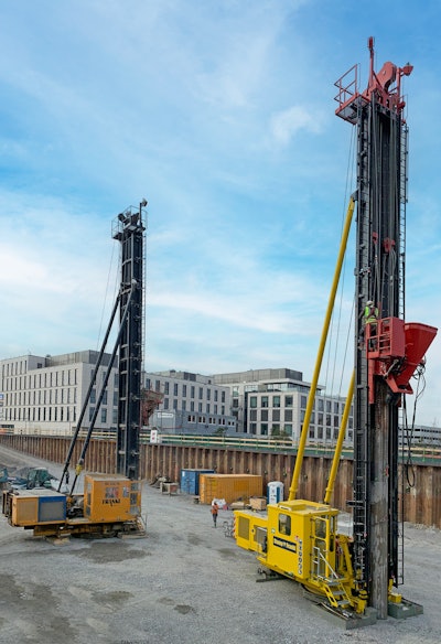 With enormous weight, the free-fall hammer falls into the driving pipe to compact concrete and gravel to the stable foot of the foundation pile. The SIKO rotary encoder WV58MR monitors, among other things, the positions of the winches.