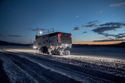 The 220 SM/220 SMi surface miner features a compact design for easy transport and maneuverability.