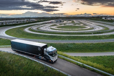 Daimler Trucks began rigorous testing of the Mercedes-Benz GenH2 Truck, powered by hydrogen fuel cells, at its test track in April 2021.