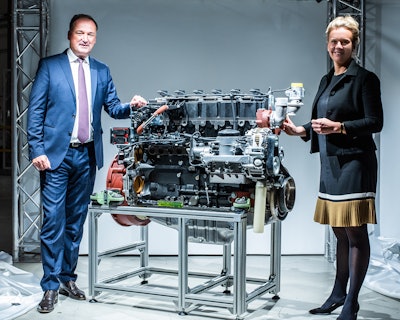 Ina Brandes, Transport Minister of the State of North Rhine-Westphalia, congratulates Dr. Frank Hiller, Chairman of the Management Board of DEUTZ AG, on the 10 millionth DEUTZ engine.