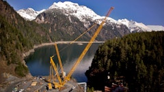 With ballast wagon – the LR 1600/2 installing a dam wall in Alaska.