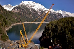 With ballast wagon – the LR 1600/2 installing a dam wall in Alaska.