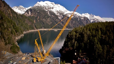 With ballast wagon – the LR 1600/2 installing a dam wall in Alaska.